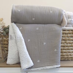 Couverture bébé double gaze Petit Troupeau de Rêves pliée – douceur et confort bébé