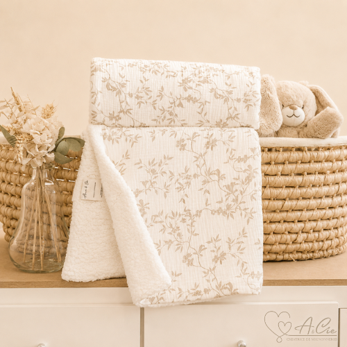 Couverture bébé doublée sherpa collection Fleur de Velours en double gaze beige à petits pois blancs, douce et chaude, fabriquée artisanalement en France.