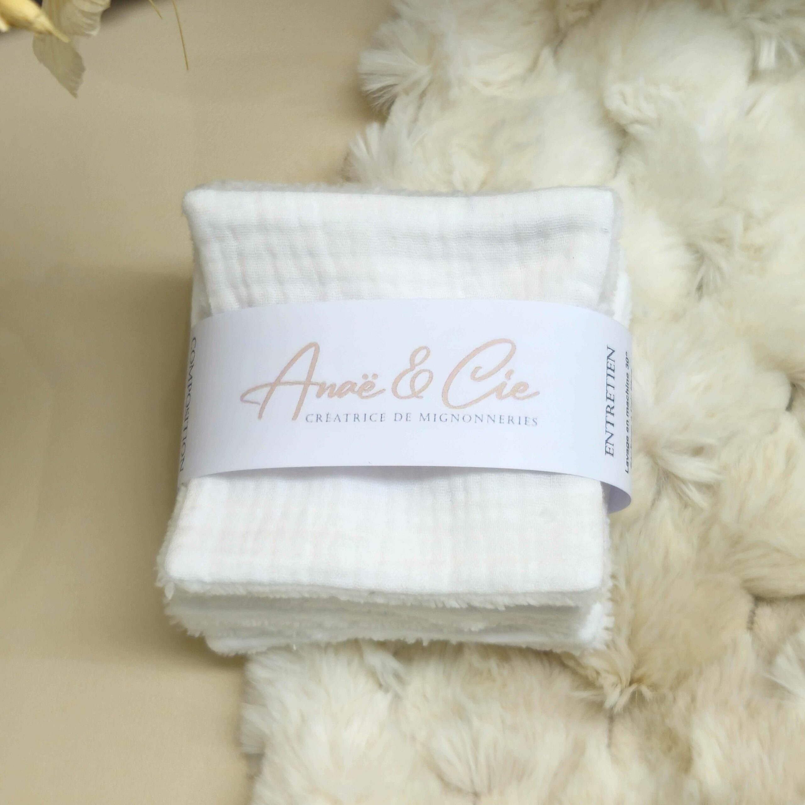 Lot de 7 cotons lavables en double gaze de coton certifié et éponge bambou certifié antimicrobienne. Idéale pour rafraichir bébé et démaquiller maman. Blanc uni