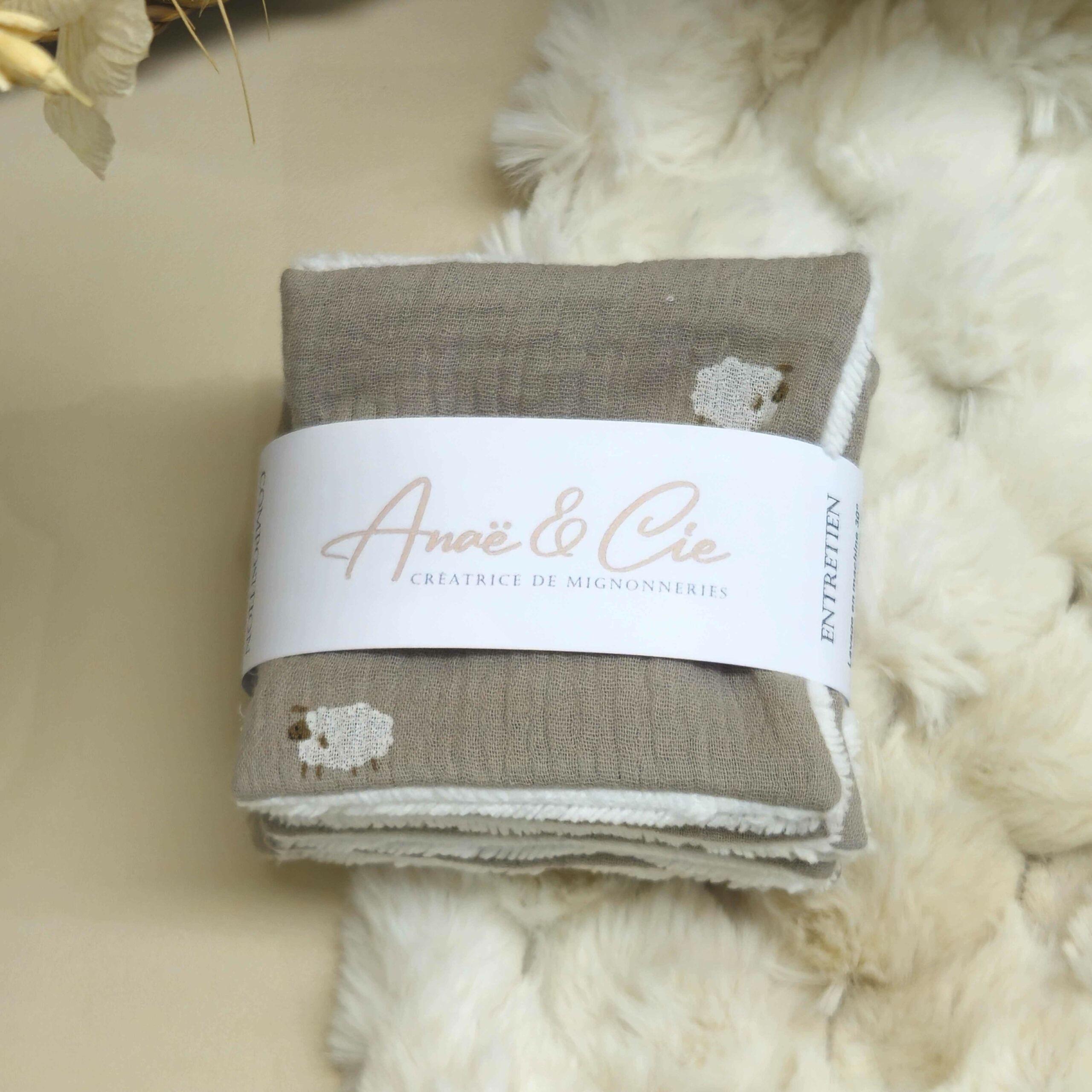 Lot de 7 cotons lavables en double gaze certifié et éponge bambou certifié antimicrobienne. Idéale pour Bébé et maman. Collection Petit troupeau de rêves