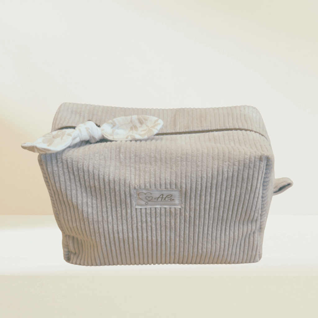 Trousse de toilette bébé en velours côtelé beige, doublée en double gaze de coton, collection fleur de velours - format S