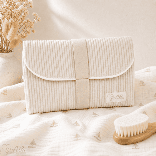 Pochette de change bébé artisanale en velours côtelé avec intérieur en coton doux et chaleureux, pratique et élégante