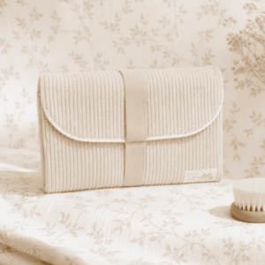 Pochette de change bébé faite main en velours côtelé avec doublure fleurie délicate, idéale pour un cadeau de naissance