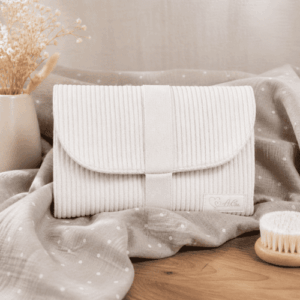 Pochette de change bébé artisanale en velours côtelé avec intérieur en double gaze grise à pois blancs, douce et fonctionnelle