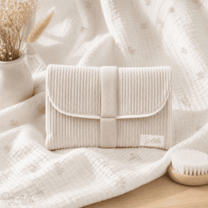 Pochette de change bébé en velours côtelé avec intérieur en coton aux tons doux et lumineux, pratique pour organiser le nécessaire de bébé