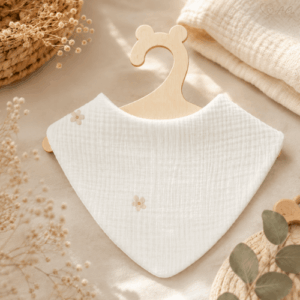 Bandana bébé en double gaze blanche à motif de petites fleurs beige, accessoire doux et confortable fait main.