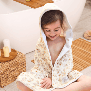Cape de bain bébé bambou Charme d’Antan – Anaë et Compagnie, modèle fait main en micro éponge bambou et double gaze crème à petites fleurs.