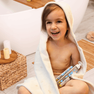 Cape de bain bébé bambou Rosée d’Éveil – Anaë et Compagnie, création artisanale en micro éponge bambou et double gaze pastel