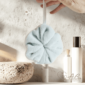 Fleur de douche bleu pâle en bambou Anaë et Compagnie – accessoire de bain artisanal doux