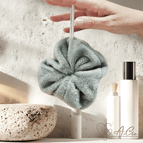 Fleur de douche vert de gris en bambou Anaë et Compagnie – accessoire de bain artisanal naturel