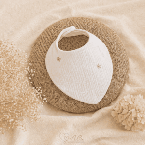 Bavoir bébé collection Bouquet de dodo en double gaze fleurie posé sur rond en rotin décor naturel beige