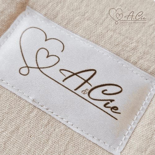 Zoom sur étiquette de marque Anaë Compagnie Chancelière cœur de douceur