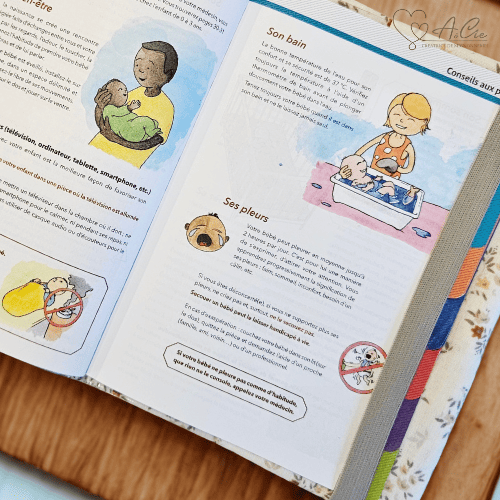 Carnet de santé bébé ouvert dans protège carnet floral écru avec élastique marque-page