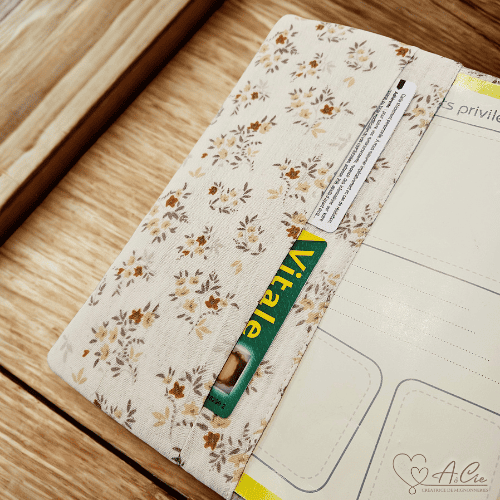 Détail intérieur protège carnet de santé floral avec deux poches carte vitale et documents médicaux