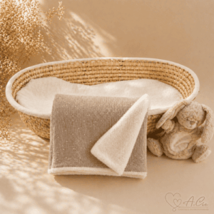 Couverture bébé Nuée de tendresse présentée dans un couffin, style doux et apaisant