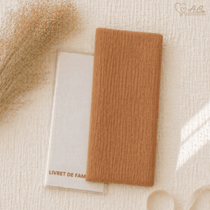 Protège livret de famille en double gaze caramel, housse artisanale unie couleur chaude et naturelle.