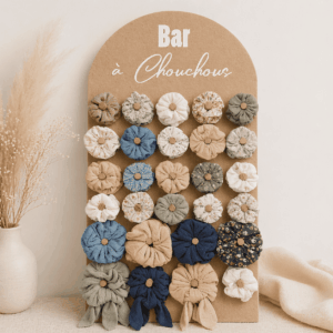 Bar à chouchous en tissu faits main, présenté sur un présentoir en bois avec plusieurs coloris, accessoires cheveux disponibles en taille enfant et adulte