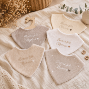 Bavoir bandana Bonne fête Maman en double gaze de coton fait main