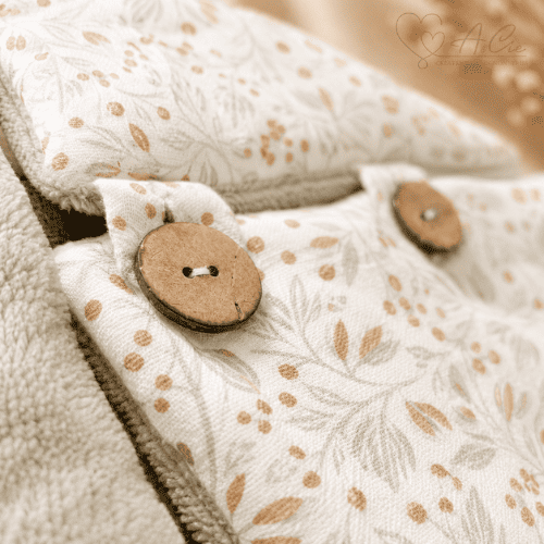 Détail boutons bois chancelière bébé artisanale