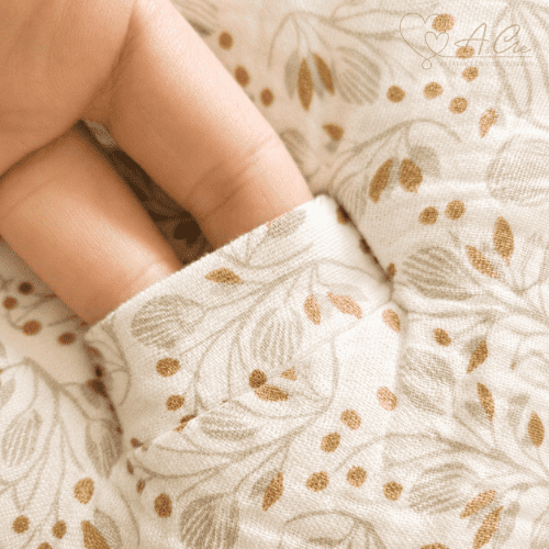 Détail finition passant pour harnais chancelière bébé cosy