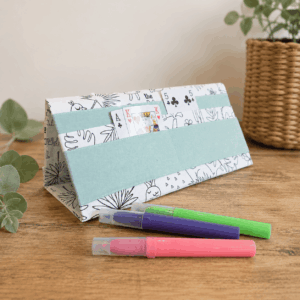 Porte-cartes de jeu enfant à colorier déplié avec cartes à jouer, motif jungle tropicale et fabrication artisanale française.