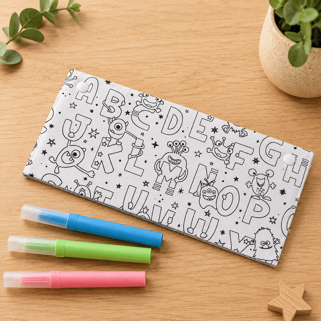 Porte-cartes de jeu enfant plié en tissu à colorier, confection artisanale.