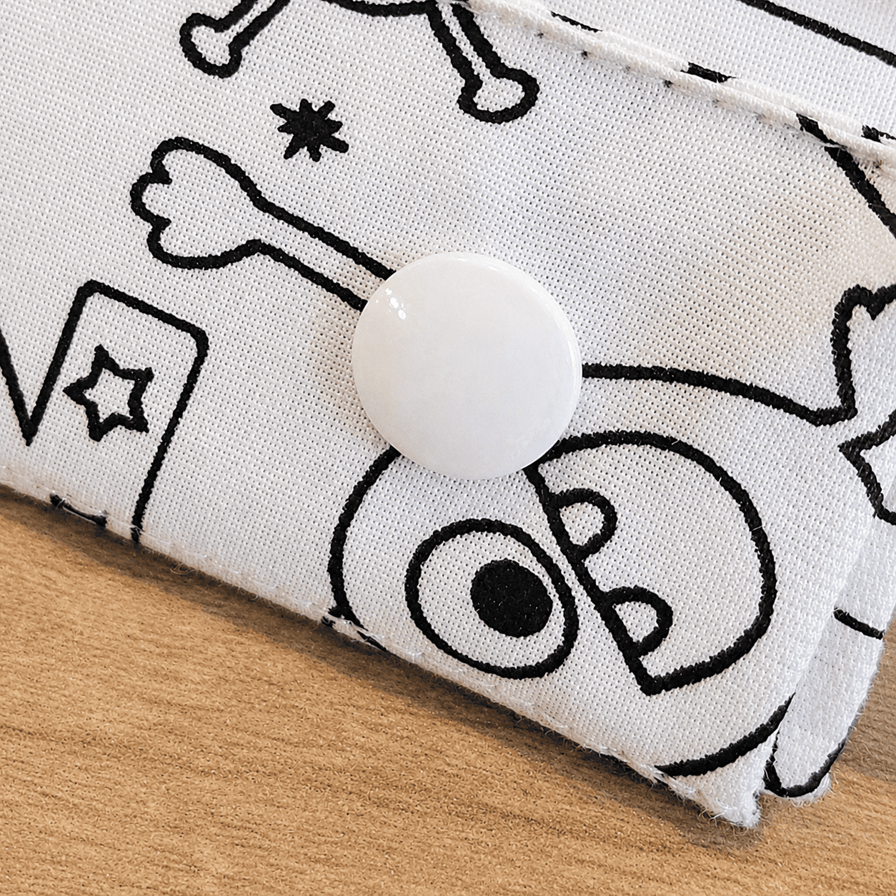 Détail de la pression du porte-cartes de jeu à colorier pour enfant, maintien en position ouverte.
