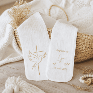 Étole de baptême personnalisée en double gaze blanche avec motif Colombe & Croix doré, prénom et date.