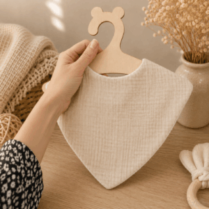 Bandana bébé en double gaze de coton beige, accessoire doux et confortable fait main.