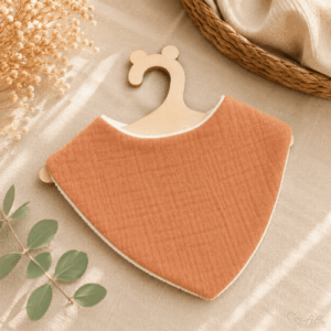 Bandana bébé en double gaze de coton couleur caramel, accessoire doux et confortable fait main.
