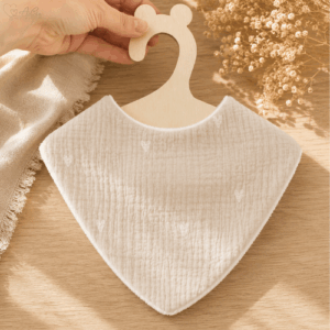 Bavoir bandana bébé Cœur de Douceur en double gaze de coton beige à petits cœurs blancs