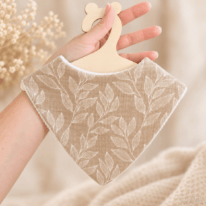 Bandana bébé en double gaze marron à motif de fines feuilles blanches, doux et fait main.