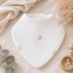 Bavoir bandana bébé Flot de Câlins en double gaze de coton écrue à motif de petits voiliers beige, écru et gris