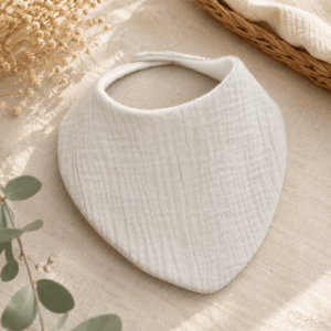 Bandana bébé en double gaze de coton gris souris, accessoire doux et confortable fait main.
