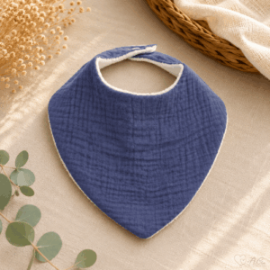 Bandana bébé en double gaze de coton bleu jean foncé, accessoire doux et confortable fait main.