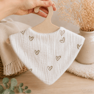 Bavoir bandana bébé Petits Battements en double gaze blanche à petits cœurs marron