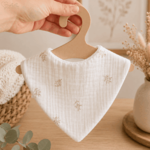 Bavoir bandana bébé Rosée d’Éveil en double gaze de coton blanche à motif délicat de brindilles beige