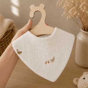 Bavoir bandana bébé Sous les Ailes Douces en double gaze de coton à motif délicat et poétique
