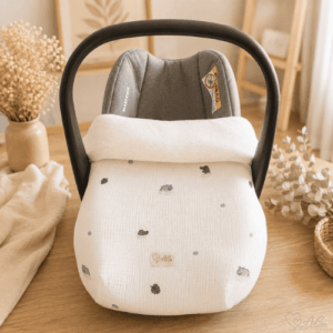 Couverture de cosy bébé Au fil de l’eau en double gaze à motif floral, vue de face