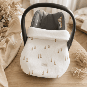Couverture de cosy bébé Douce Compagnie en double gaze, vue légèrement de trois quarts