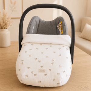 Couverture de cosy bébé Petits Battements en double gaze blanche à motif de petits cœurs marrons, vue de face