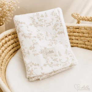 couverture fleur de velours pliée dans un couffin