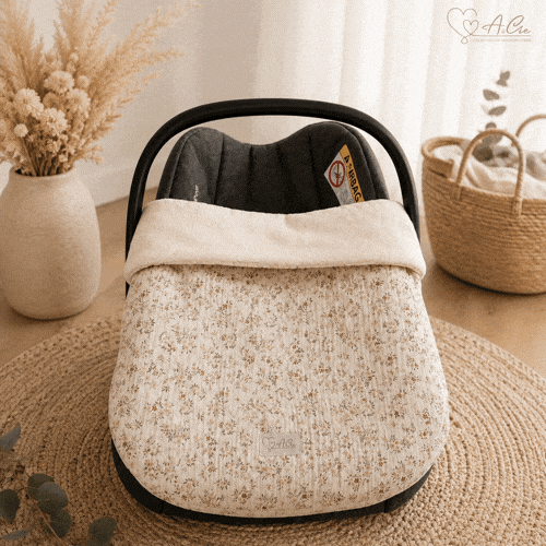 Couverture cosy bébé en double gaze présentée sur un cosy