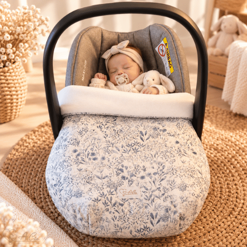 Couverture de cosy Bleu de Porcelaine avec bébé installé dans son cosy – Anaë & Compagnie.