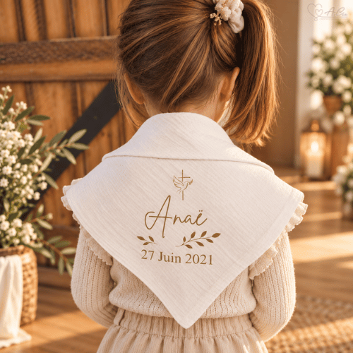 Châle de baptême blanc personnalisé avec prénom et date, orné d’une colombe et d’une croix dorées
